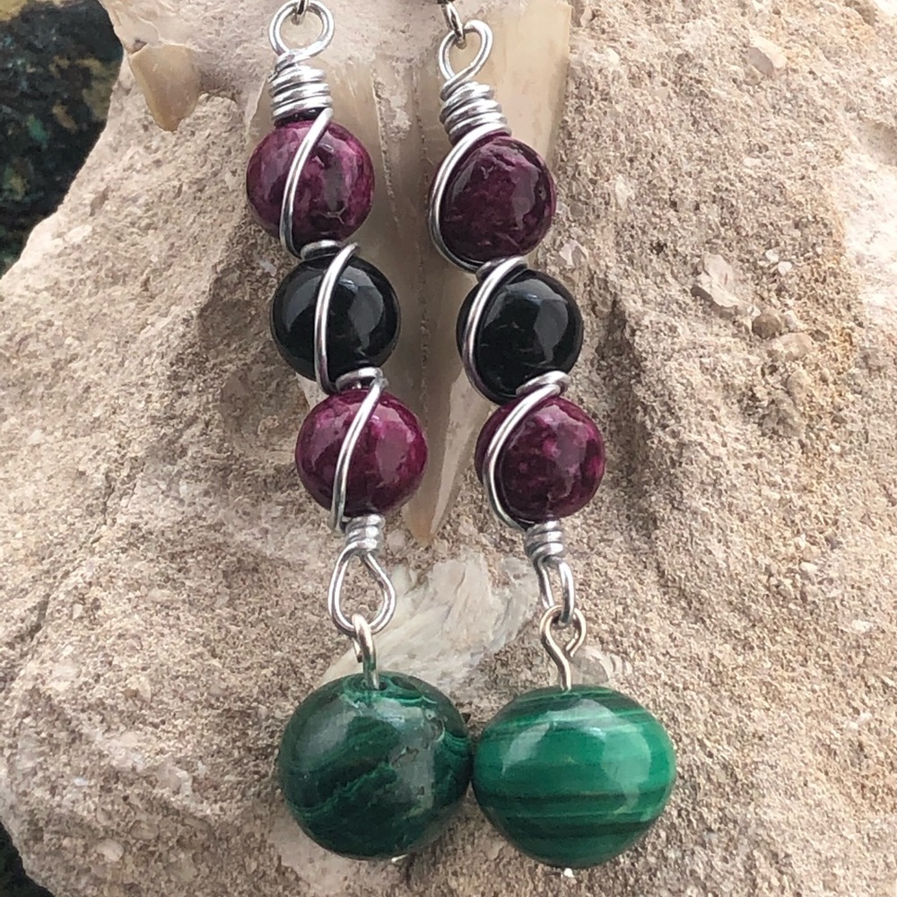 Beaded Dangle Earrings Green/pink/black stones